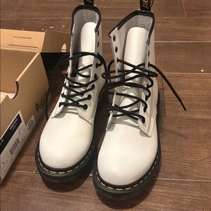 NIB DR MARTENS SMOOTH WHITE SIZE 9